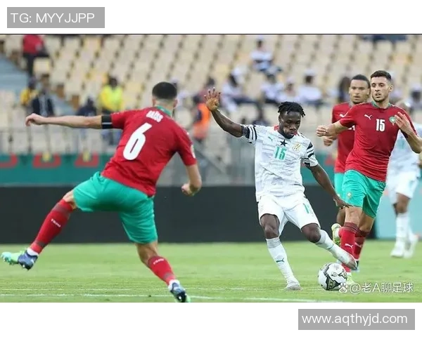 非洲足球明星下跪引发全球关注展现运动员对社会问题的态度与勇气