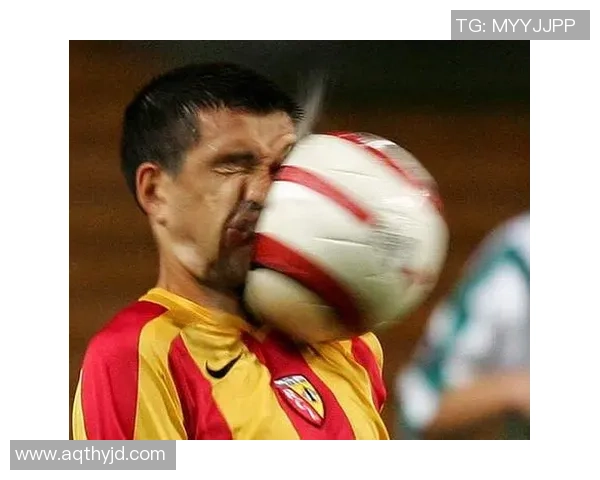 巴西足球明星戴金链引发热议彰显奢华生活方式与运动员形象的碰撞